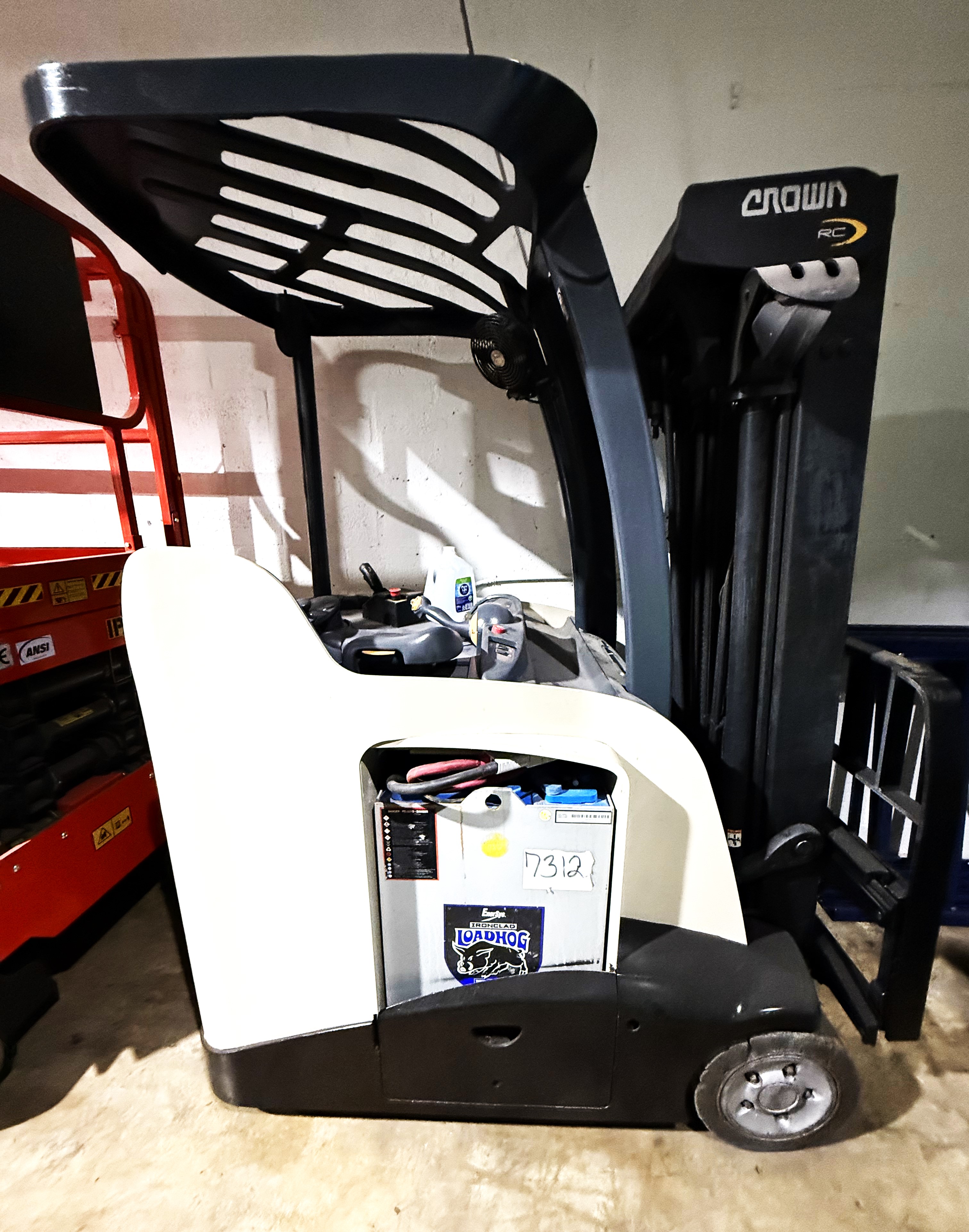 FORKLIFT CROWN RC5500 ELECTRIC 5.5K LBS. (CHASSIS ONLY) 50719A1 (image for) FORKLIFT CROWN RC5500 ELECTRIC 5.5K LBS. (CHASSIS ONLY) 50719A1